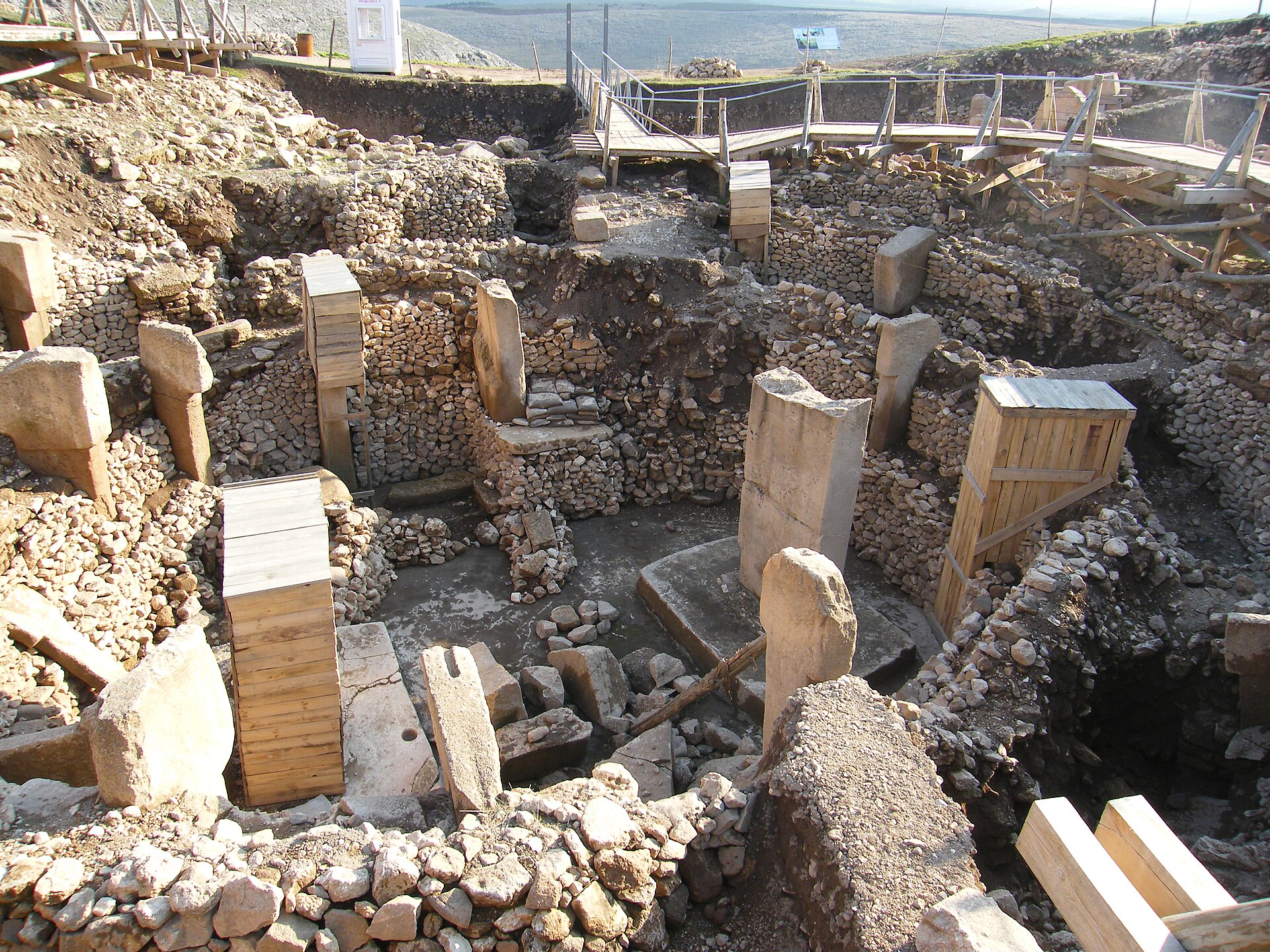Monumental stone enclosures at Göbekli Tepe